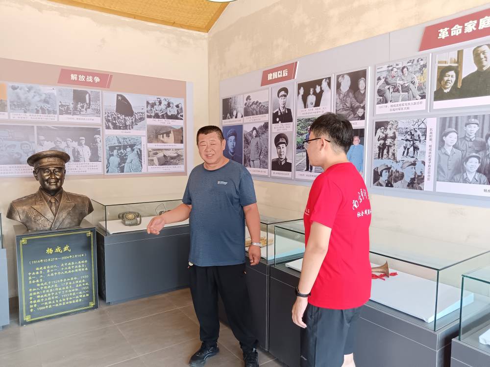 圖為團(tuán)隊(duì)成員采訪沙家莊村支書