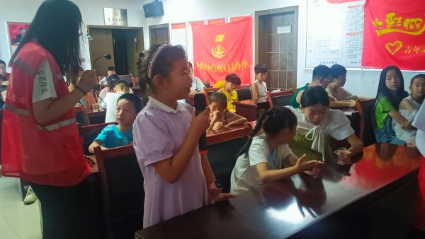 圖為小朋友進(jìn)行自我分析的環(huán)節(jié)